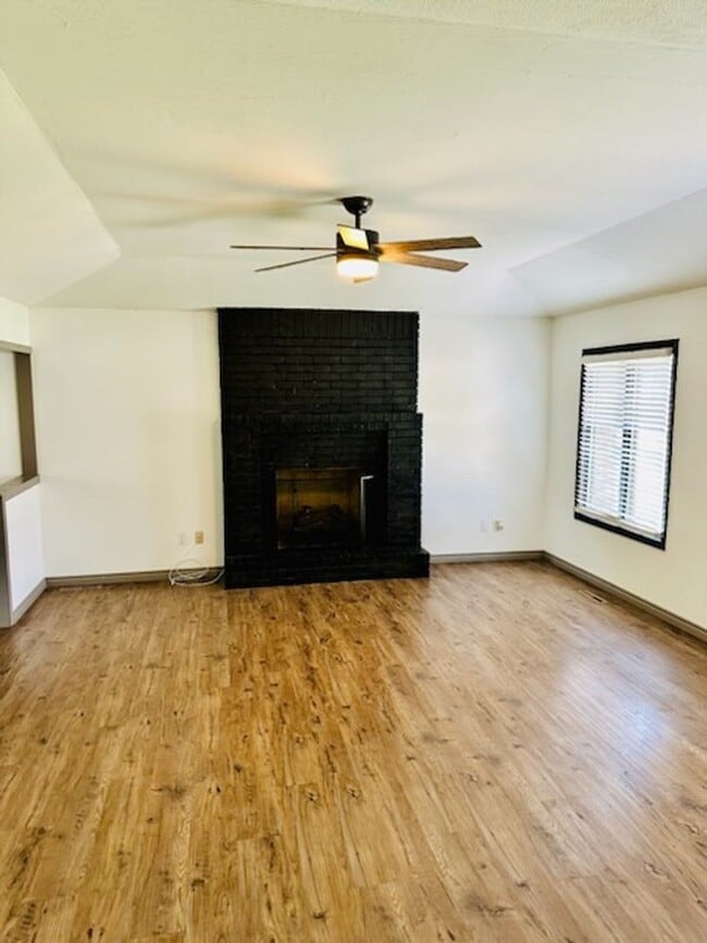 Building Photo - Beautiful All Brick Home in Nixa!