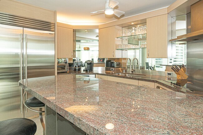 Foto del edificio - Fully Furnished and Spacious 2 Bedroom 2 Bath - OCEAN VIEW!