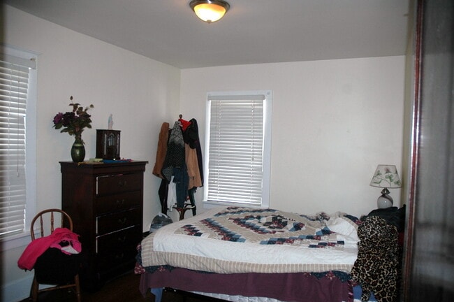 Dormitorio lo suficientemente grande para un colchón tamaño king. - 5423 Rolston Ave