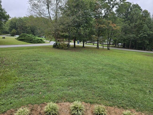 Building Photo - 1605 Hillhaven Rd