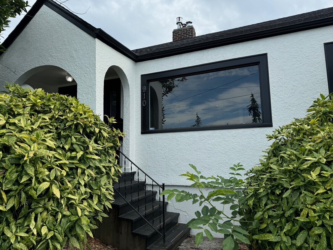 Primary Photo - 910 Carolina St