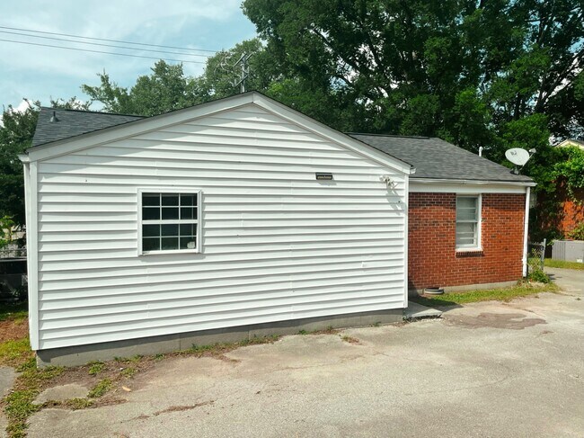 Building Photo - 6025 Robertson Ave