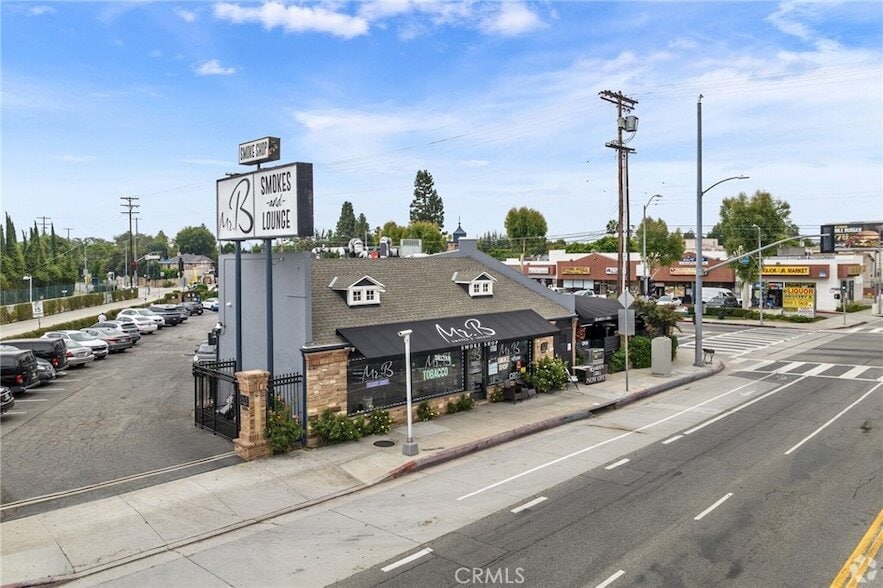 Foto principal - 6000 Woodman Ave