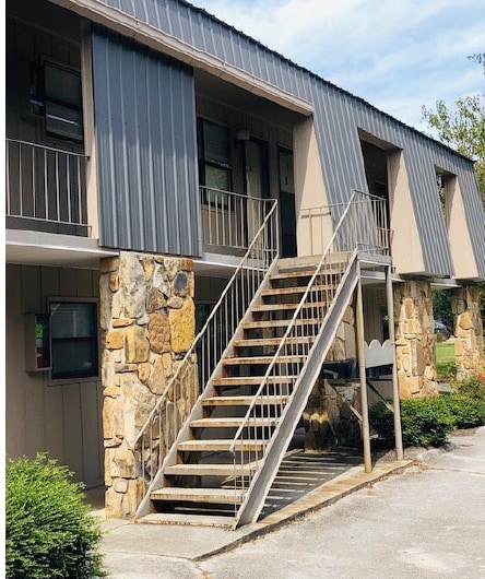 Building Photo - 305 Lynnwood Dr