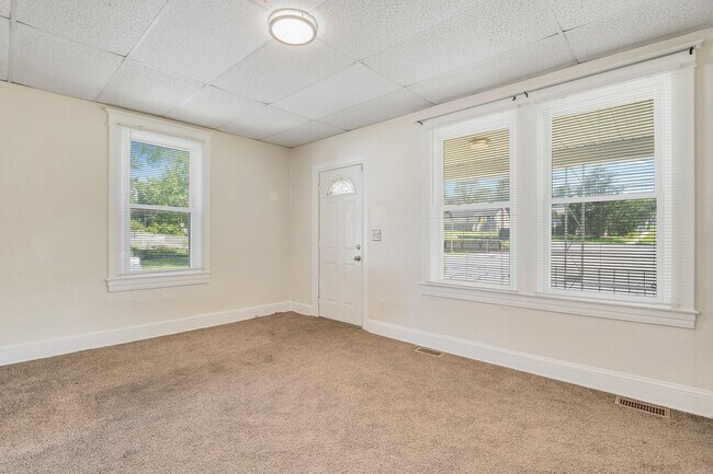 Building Photo - 414 N Broadview Blvd