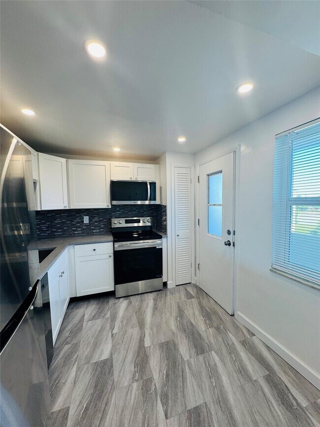 Foto del edificio - 1701 NE 191st St