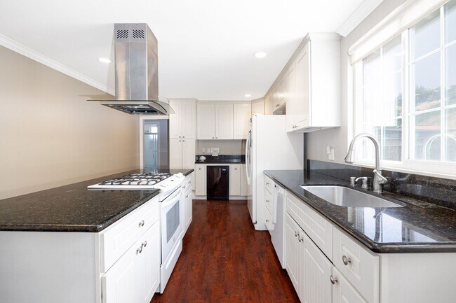 Foto del edificio - Spacious single family 3 bedroom home now ...