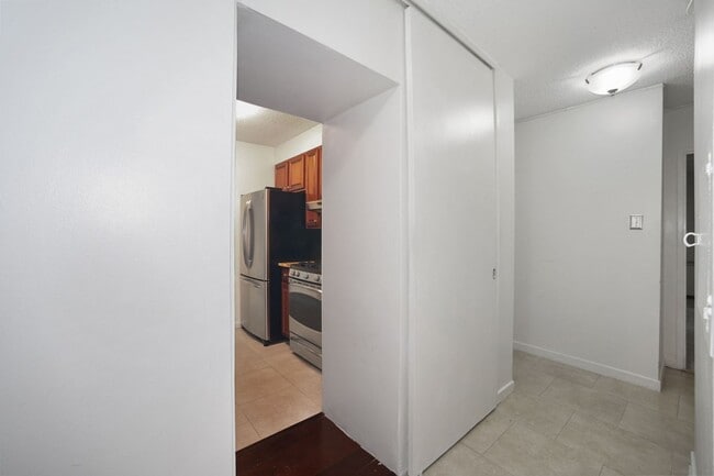 Building Photo - Available Now! Spacious 2 Bedroom 1 bathro...