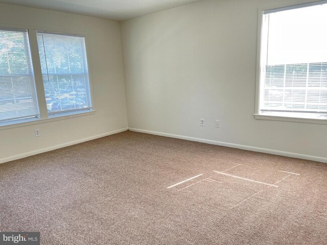 Building Photo - 303 Trinity Ct