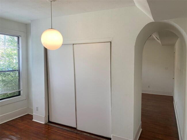 Building Photo - 402 Hyde Park Blvd