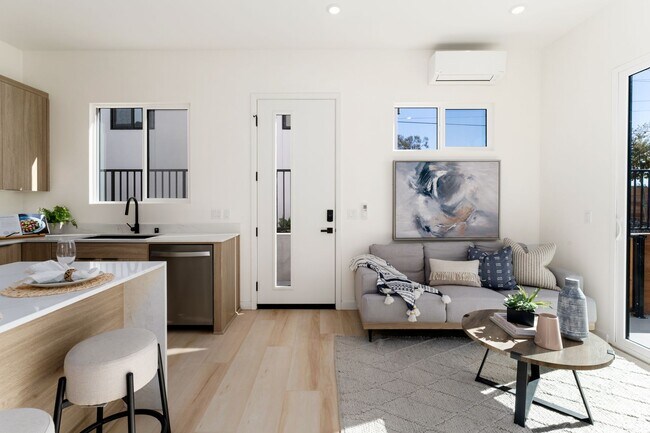 Foto del edificio - Private yard, Beautiful View, Newly Built