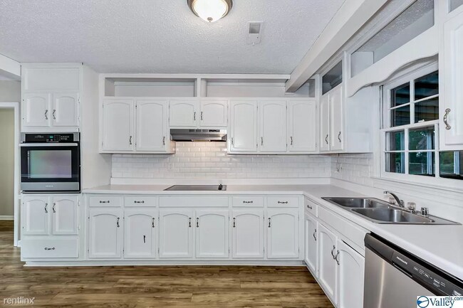 Foto del edificio - 5 br, 3 bath House - 13010 Coys Drive Sout...