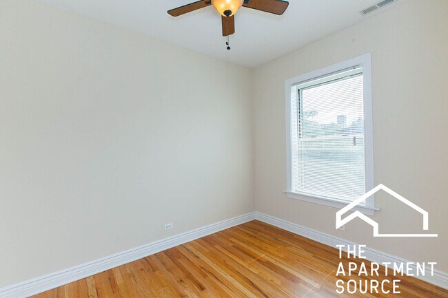 Foto del edificio - 1214 W Waveland Ave
