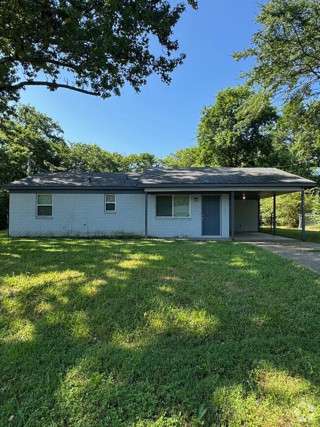 Building Photo - 2857 Lakeland Dr