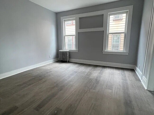 Foto del edificio - 118 Vreeland Ave