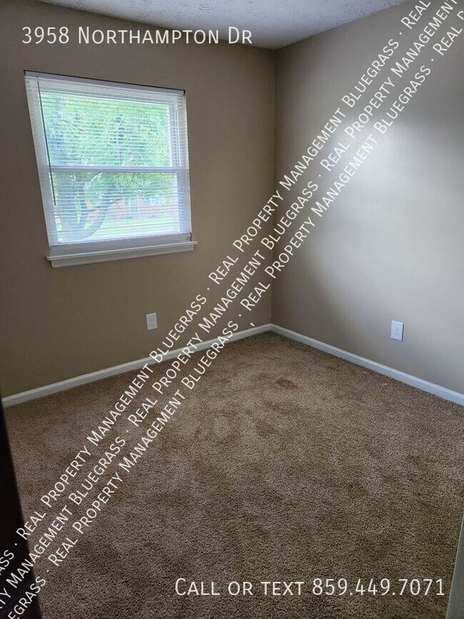 Building Photo - Amazing Find! 3 Bedroom 1 Bath in South Le...