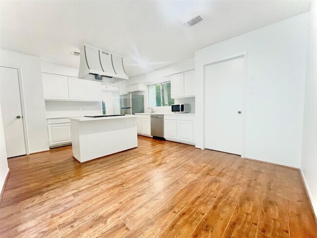 Foto del edificio - 3126 Village Woods Dr