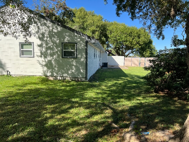 Building Photo - 1 10th Ave N