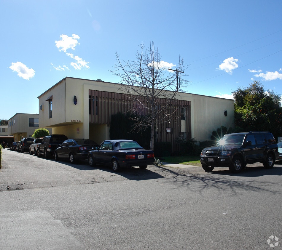 Primary Photo - 12044 Kling St