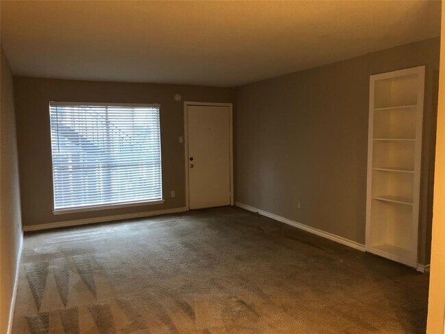 Building Photo - 5625 Antoine Dr