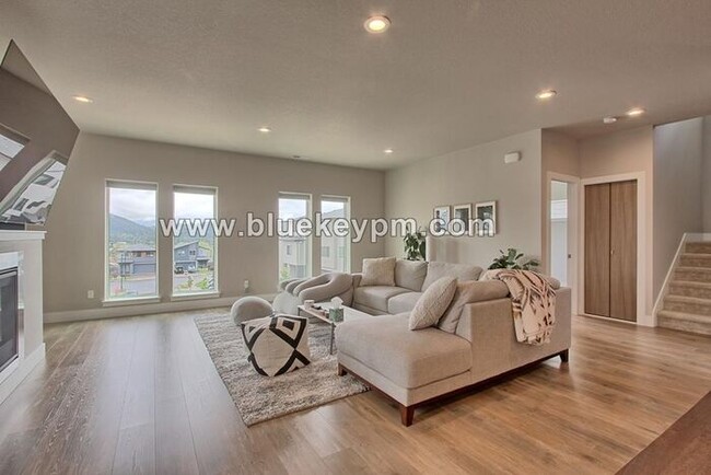 Building Photo - 4 Bed, 3 Bath Home in Happy Valley Near Sc...