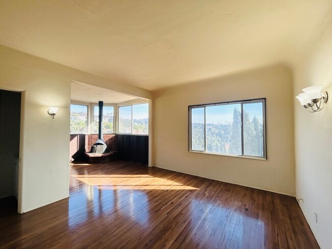 Building Photo - 2057 Glencoe Way