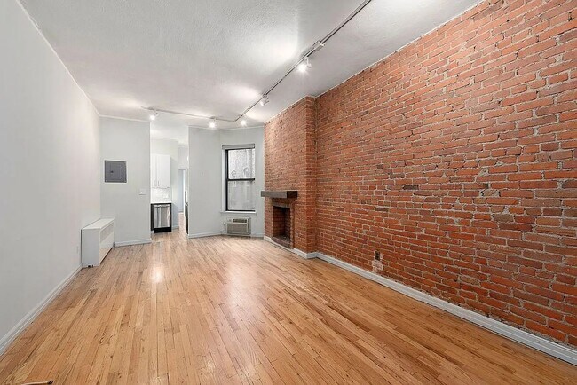 Building Photo - Newly Renovated 1Bed 1Bath