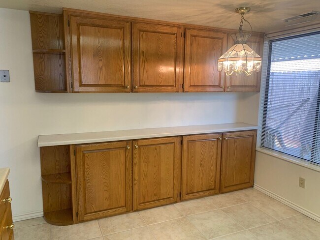 Foto del edificio - Downtown location. Quiet townhome! Six mon...