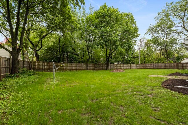 Building Photo - 2203 Edgebrook Dr