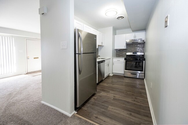 Building Photo - Tomlinson Court Apartments