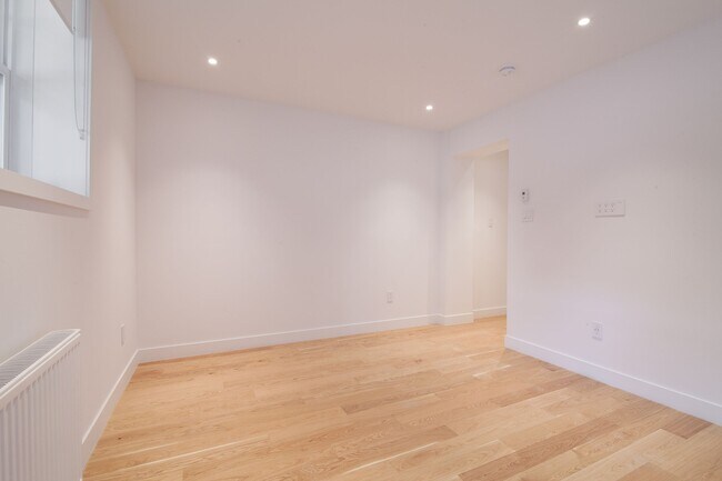 Building Photo - 4715 Chem. Queen Mary