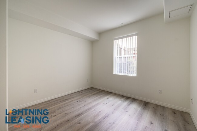 Foto del edificio - Spacious and stylish two-bedroom with priv...