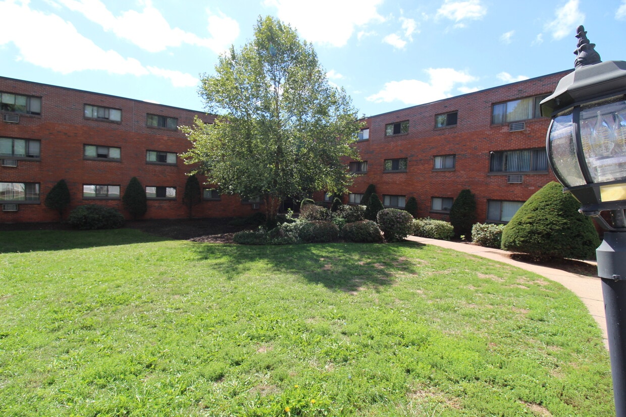 4 Flint Dr, Manchester, CT 06040 Apartments in Manchester, CT