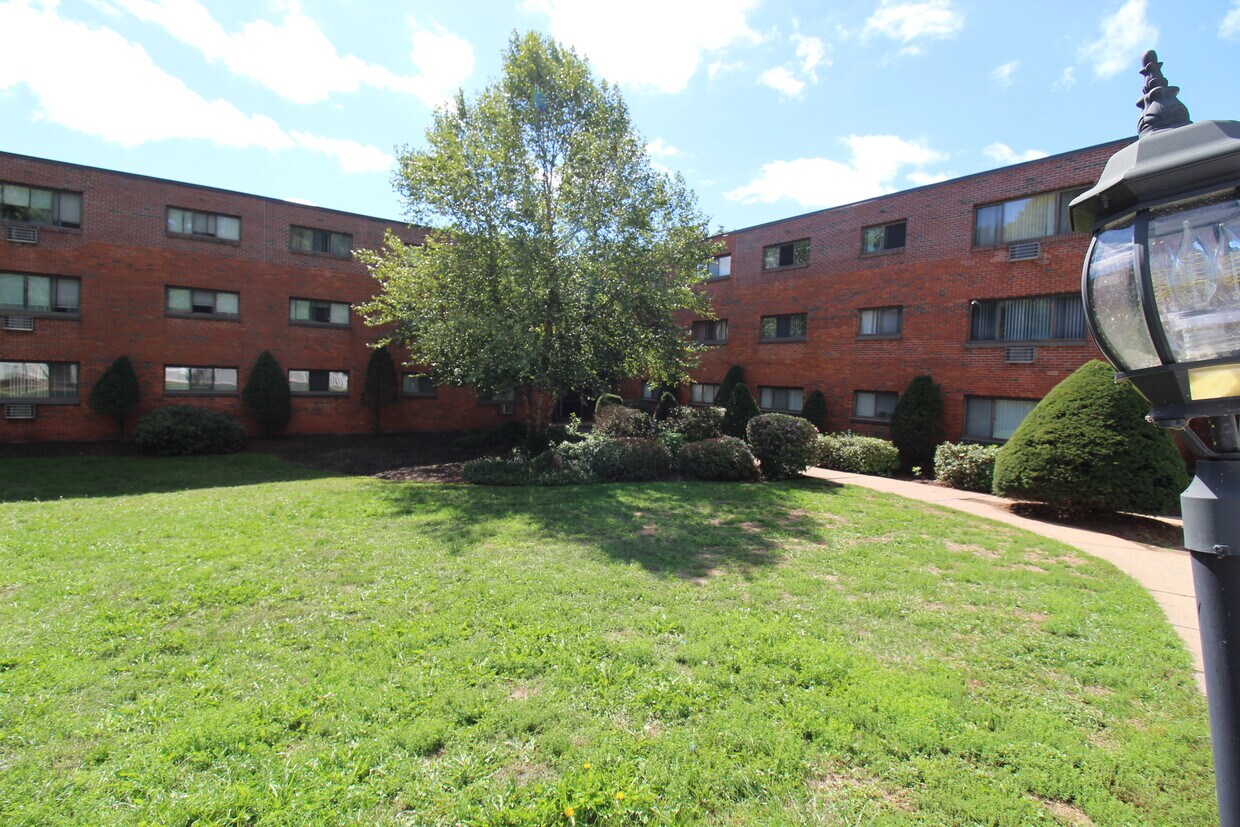 4 Flint Dr, Manchester, CT 06040 Apartments in Manchester, CT