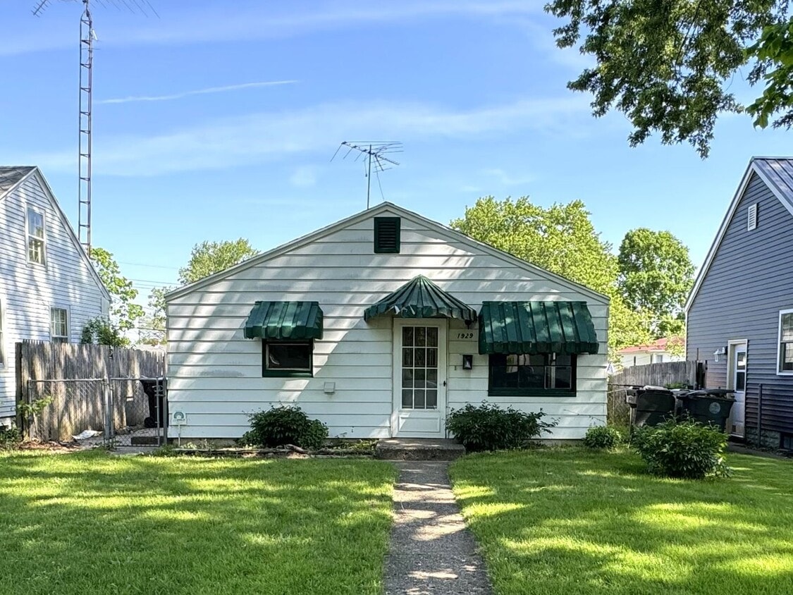 Foto principal - 2 Bedroom, 1 Bath Home in South Bend IN.