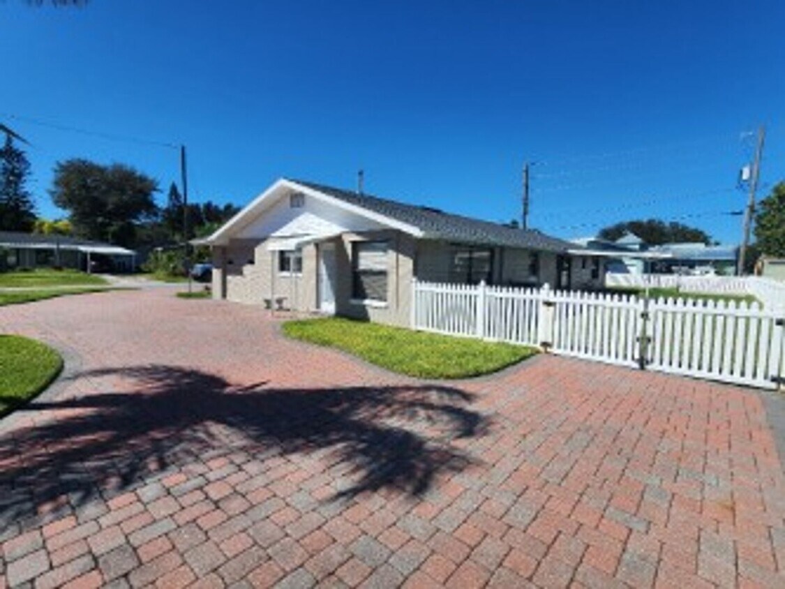 Foto principal - Beachside 3/2/1 Spacious Home