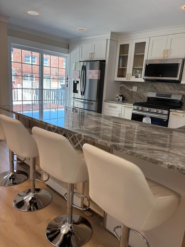 Foto del edificio - 12406 Dunks Ferry Rd