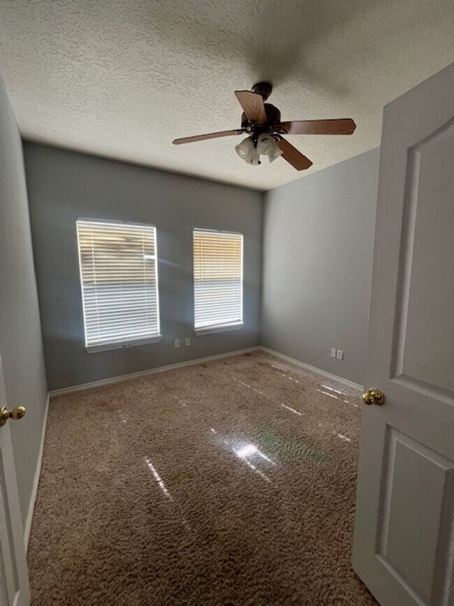 Building Photo - Large pet friendly home!