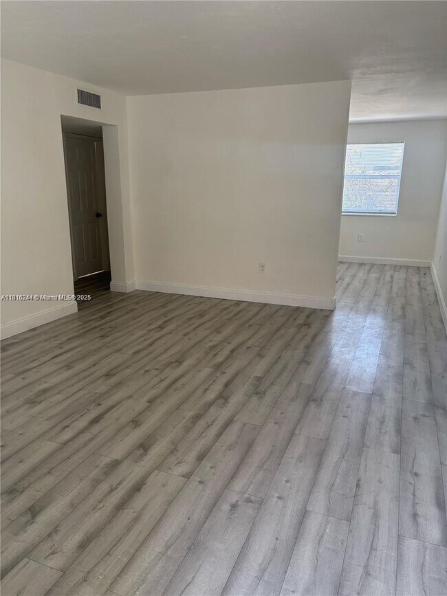 Foto del edificio - 111 NW 152nd St