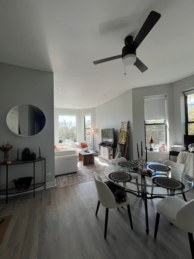 Foto del edificio - 1456 W Addison St