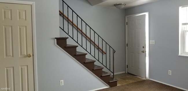 Building Photo - 2 br, 1.5 bath  - 570 Stonyridge Ave