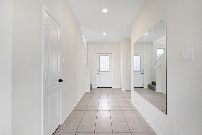 Foto del edificio - Elegant Two-Story Home with Spacious Loft and Private Green Belt Views