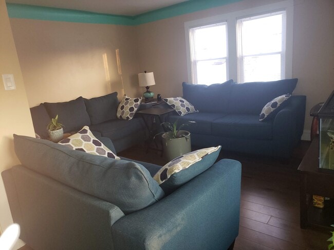 Sala de estar con tragaluz y muchas ventanas - 2835 S Harvey Ave