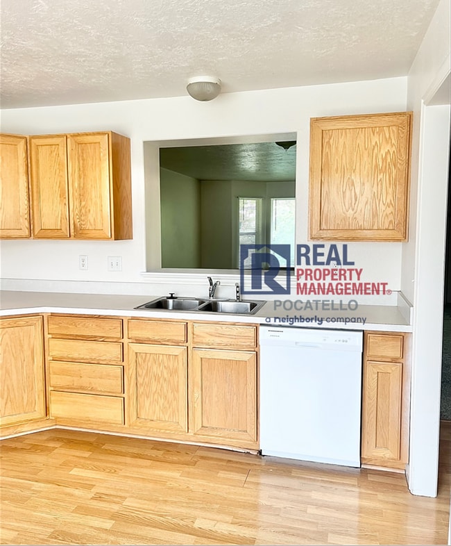 Building Photo - 4 Bedroom 1.5 Bath Townhome