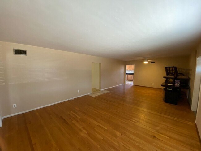Foto del edificio - HUGE House! Big Yard! (Lease out, pending ...