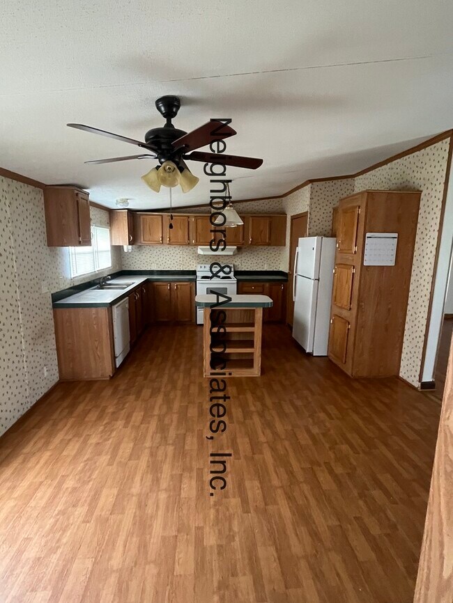 Building Photo - 160 Dragstrip Rd