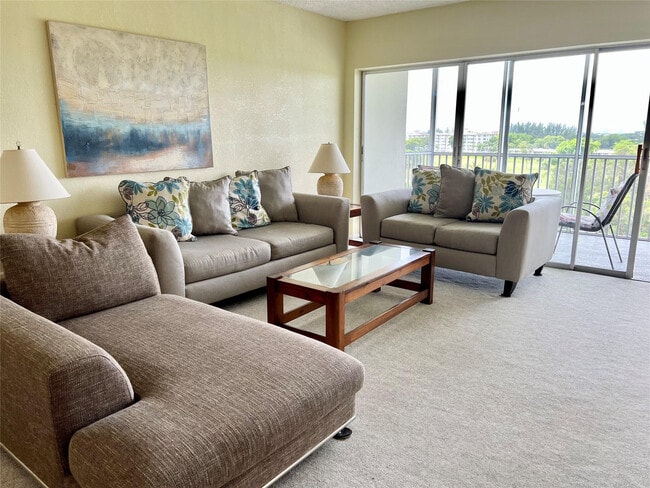 Building Photo - 3000 N Palm Aire Dr