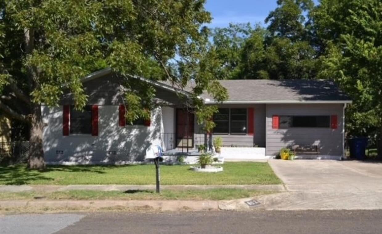 Foto principal - Spacious 4 Bed 2 Bath with Enclosed Patio ...