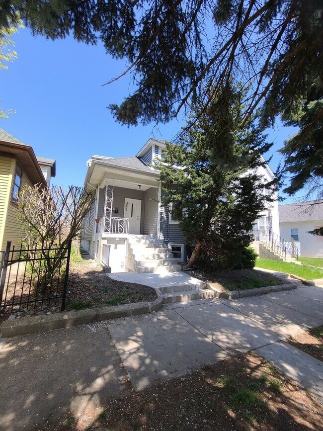 Building Photo - 4832 W Warwick Ave