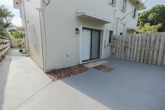 Foto del edificio - 1121-1123 N Andrews Ave